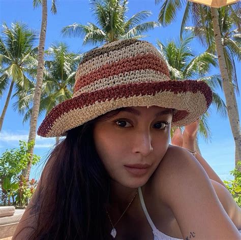 LOOK: Nadine Lustre goes nude at Siargao beach